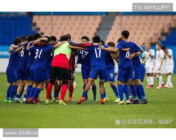 杭州足球队配合引发热议球迷对战术安排和球员默契提出质疑